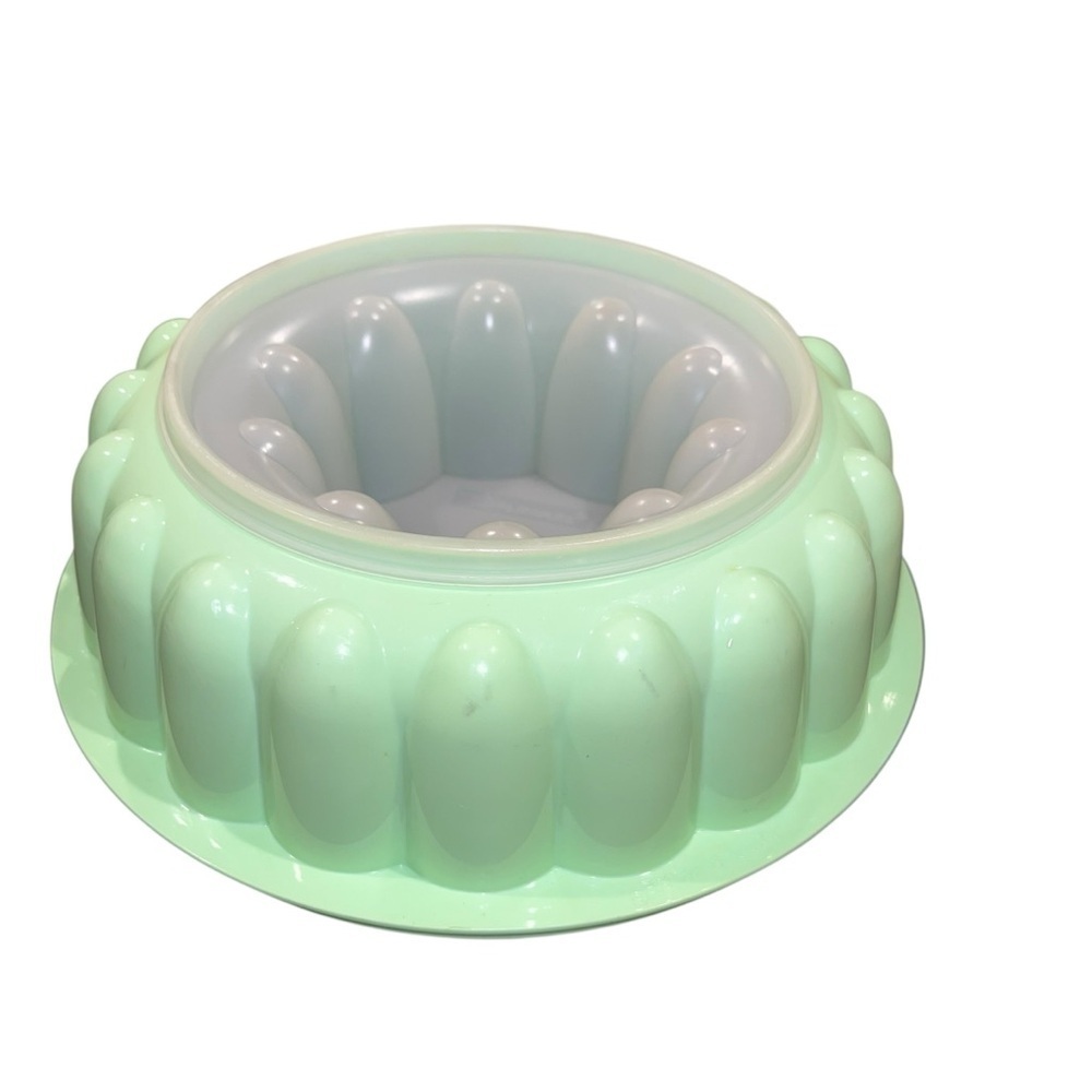 Classic Tupperware Jello Mold Ice Ring Mint Green Vintage (no lid)